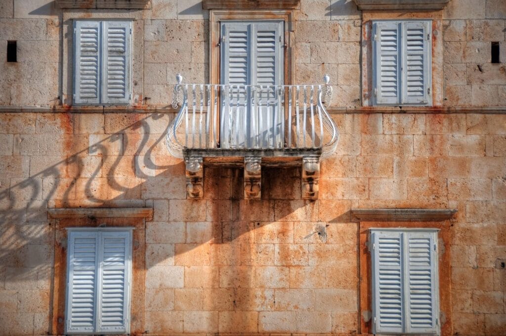 Avocate droit de l'urbanisme Marseille - Permis de construire du voisin : comment le contester depuis la réforme de novembre 2025